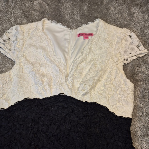 Betsey Johnson Black White Lace Fit Flare Dress Cap Sleeve V-Neck Size 6 - Picture 4 of 11